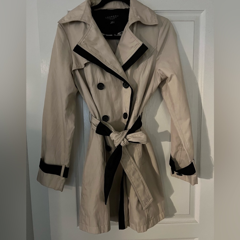 Laundry trench by Shelli Segal size medium - worn once